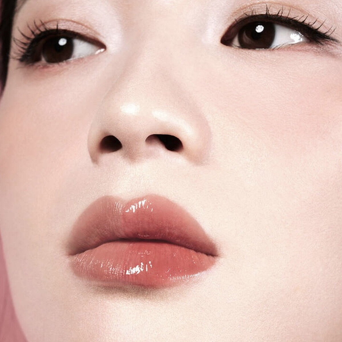 PRADA 率性持光凍唇釉 #P258 冰晶煙粉 實擦圖