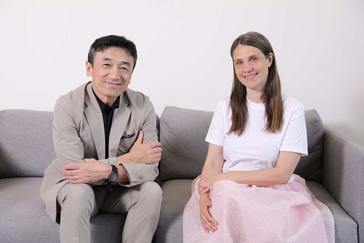 迅銷集團資深執行董事暨 UNIQLO 研發中心負責人勝田幸宏 (Yukihiro Katsuta) 與設計師Cecilie Bahnsen同台出席全新設計師聯名系列,並親切地分享這次合作的設計計畫。