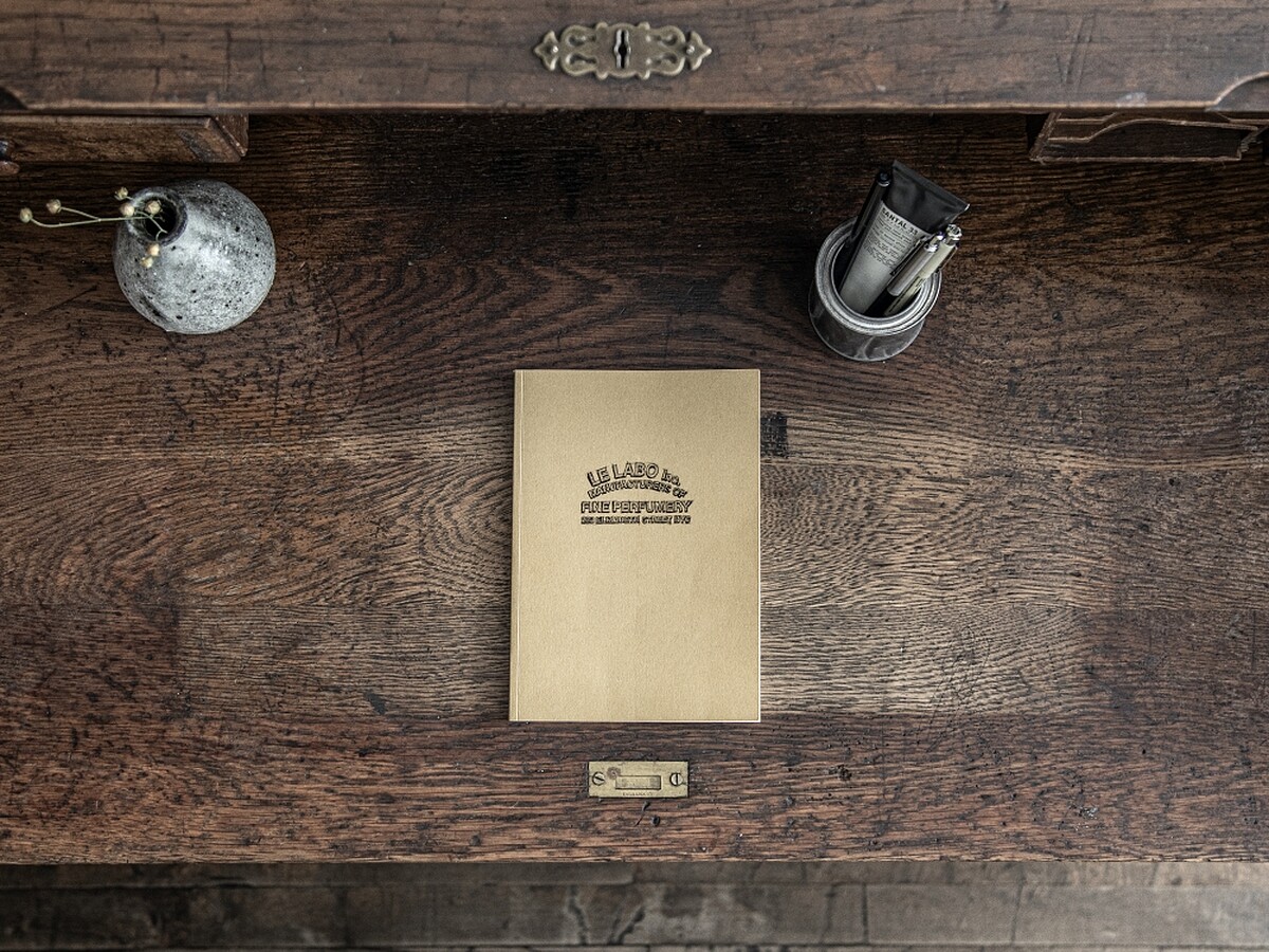 Le Labo Santal 26檀香26香氛筆記本,2026年推出新版本。