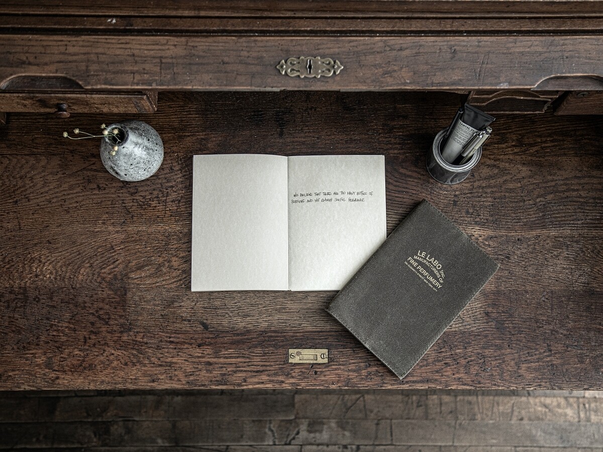 Le Labo Santal 26檀香26香氛筆記本與蠟質帆布筆記本書衣。