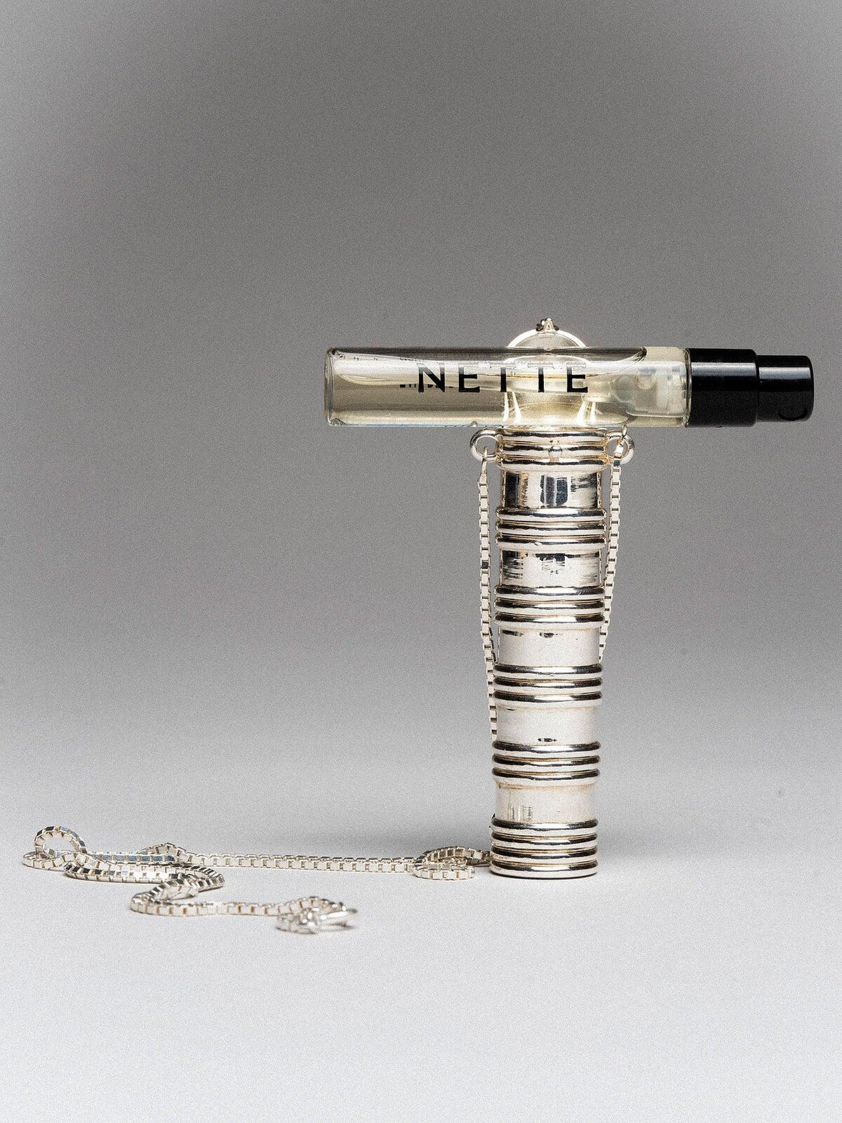 Photo/ IG @studiodeve,Dévé The Perfume Necklace