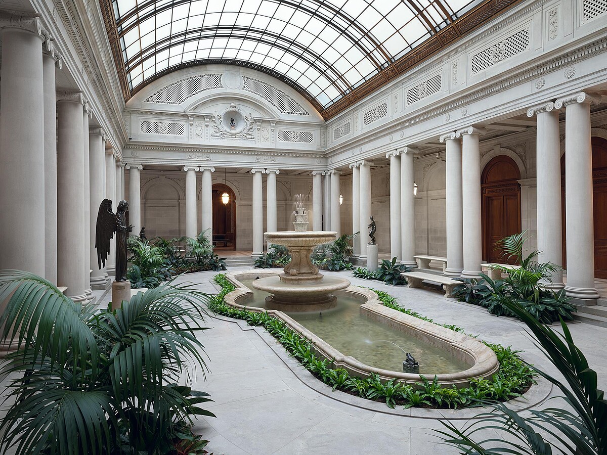 路易威登欣然宣布2027早春女裝大秀將於 5 月 20 日在弗里克收藏館(The Frick Collection)舉行,標誌著路易威登為期三年的博物館贊助合作啟動。