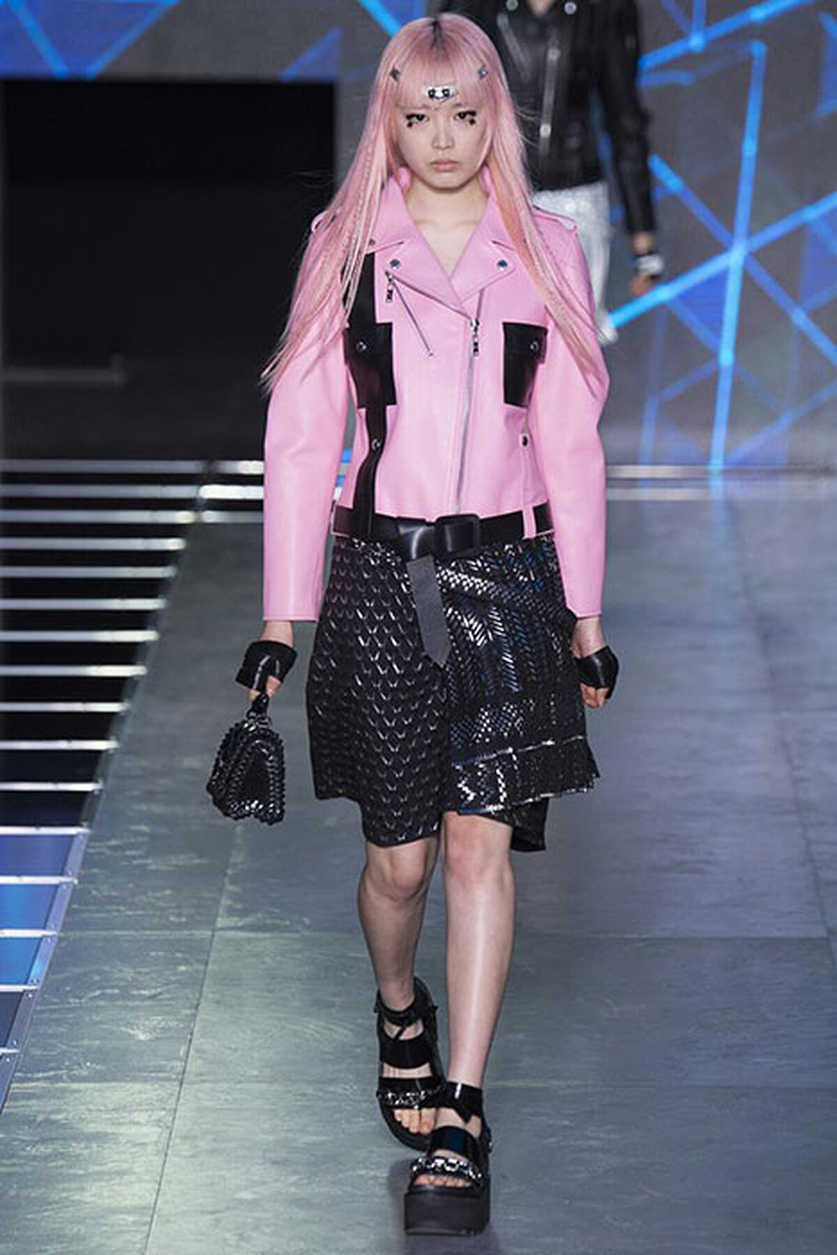 Fernanda Ly 在 Louis Vuitton 2016 春夏時裝秀上亮相