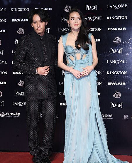 舒淇手挽張震與《刺客聶隱娘》劇組一同踏上紅毯，她身穿Versace 2015秋冬高定鏤空禮服，裙擺飄揚之間滿滿都是美。