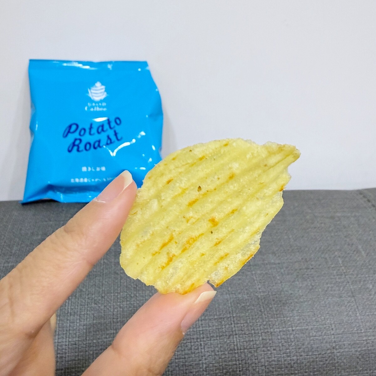 大阪伴手禮Grand Calbee棕色盒裝Potato Roast的淺藍袋子烤鹹味款。