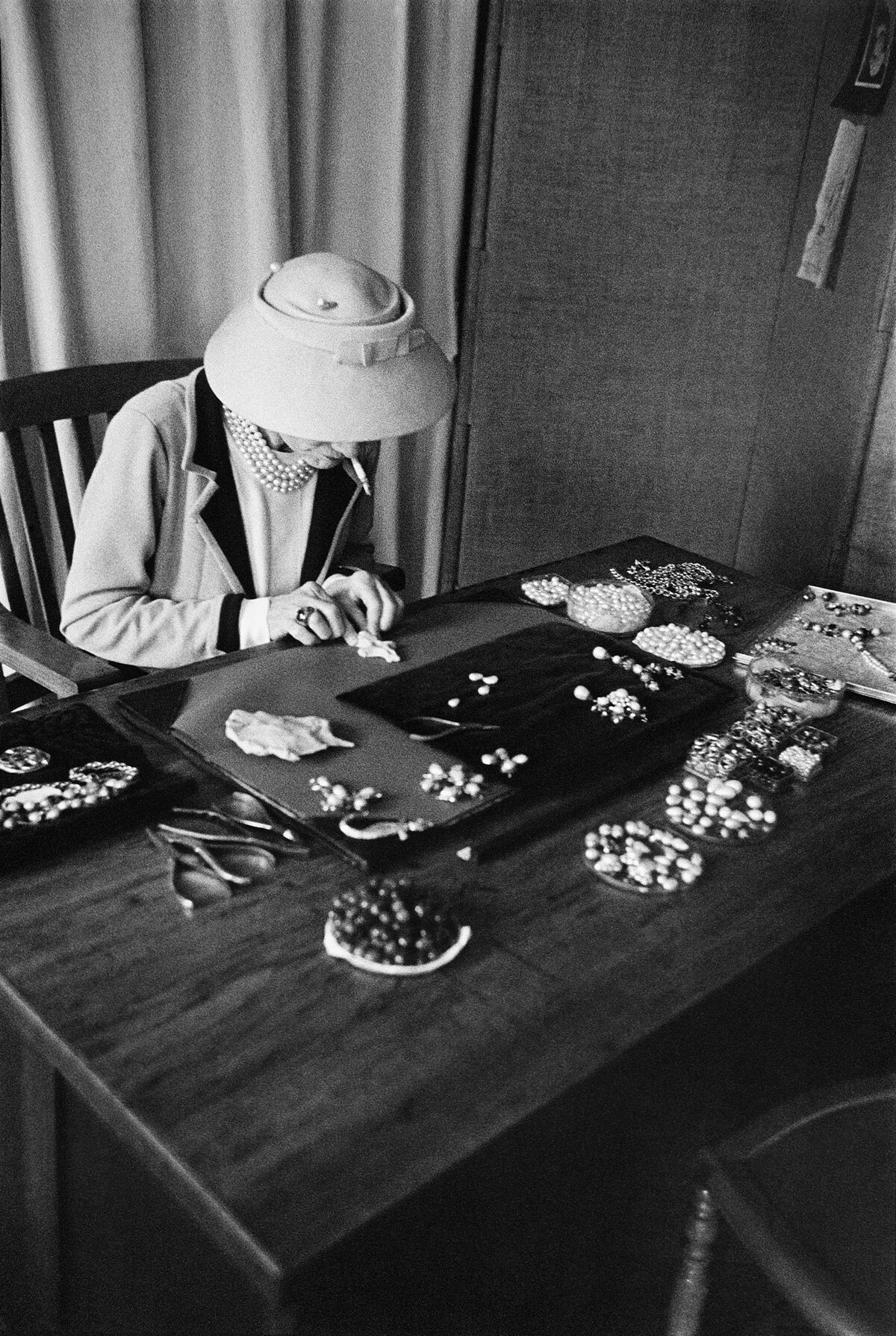 嘉柏麗·香奈兒創作珠寶的景象,1957 年。© Mark Shaw / mptvimages