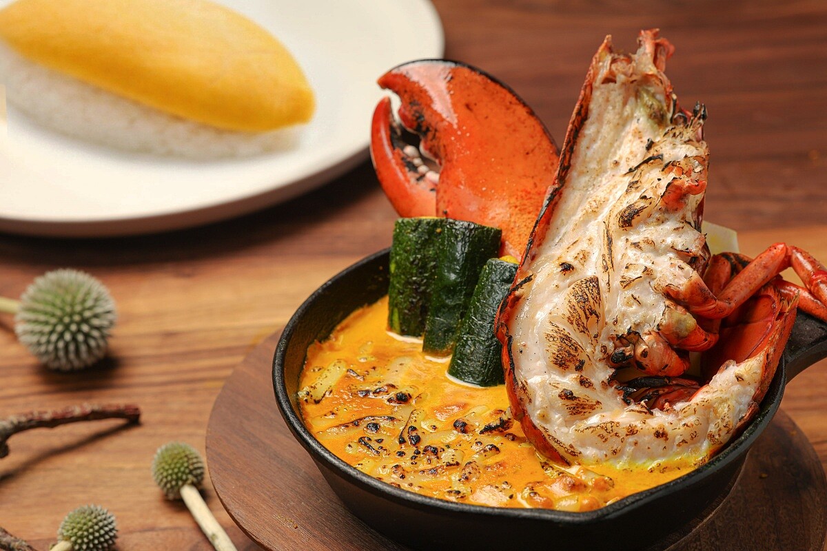 波士頓龍蝦咖哩蛋包飯,NT1580元。