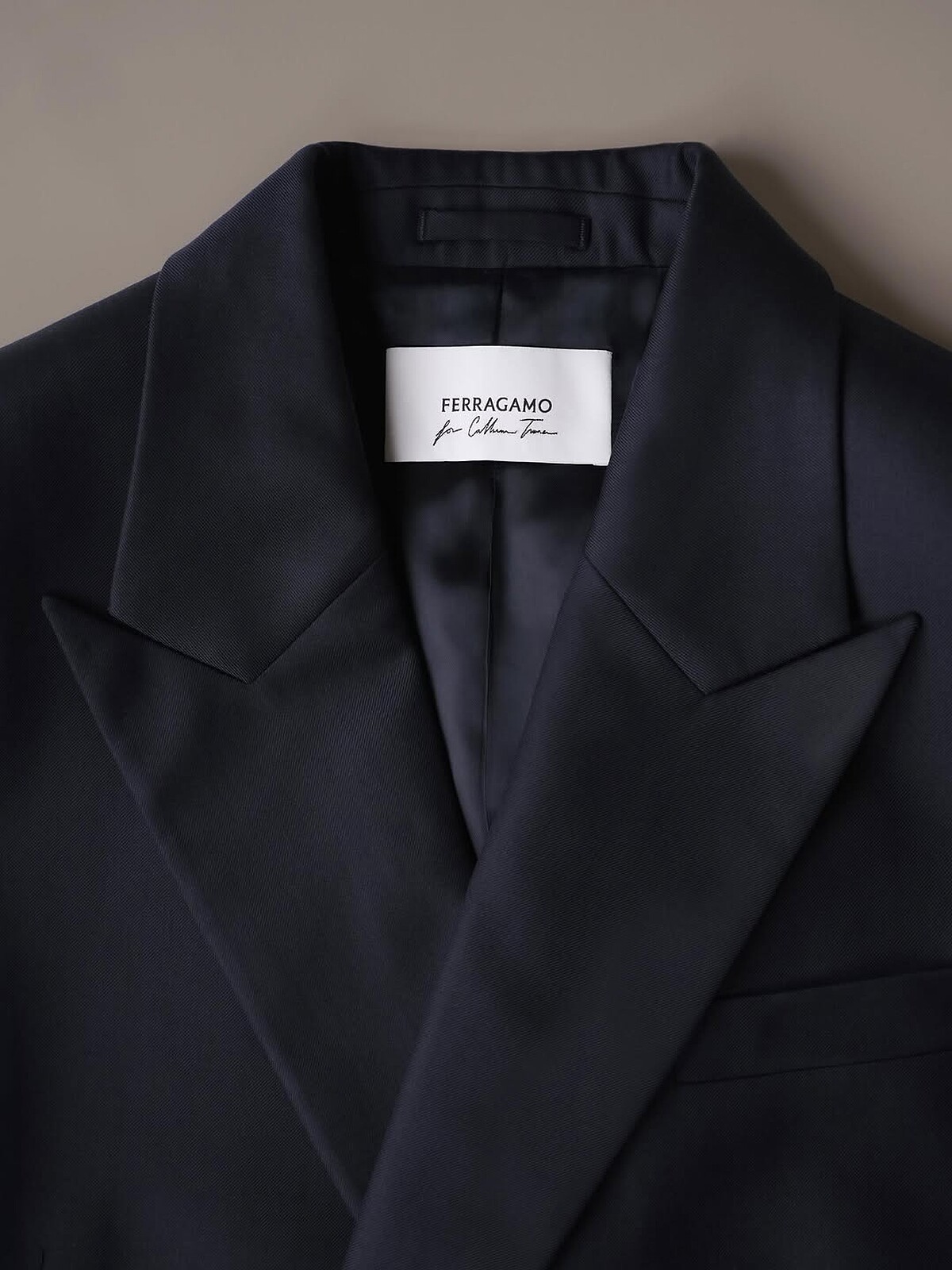 Ferragamo官方Instagram 發布的最新資訊,Callum Turner於倫敦Old Marylebone Town Hall舉行婚禮時所穿著的深藍色雙排扣西裝,為 Ferragamo特別量身打造的專屬訂製作品。