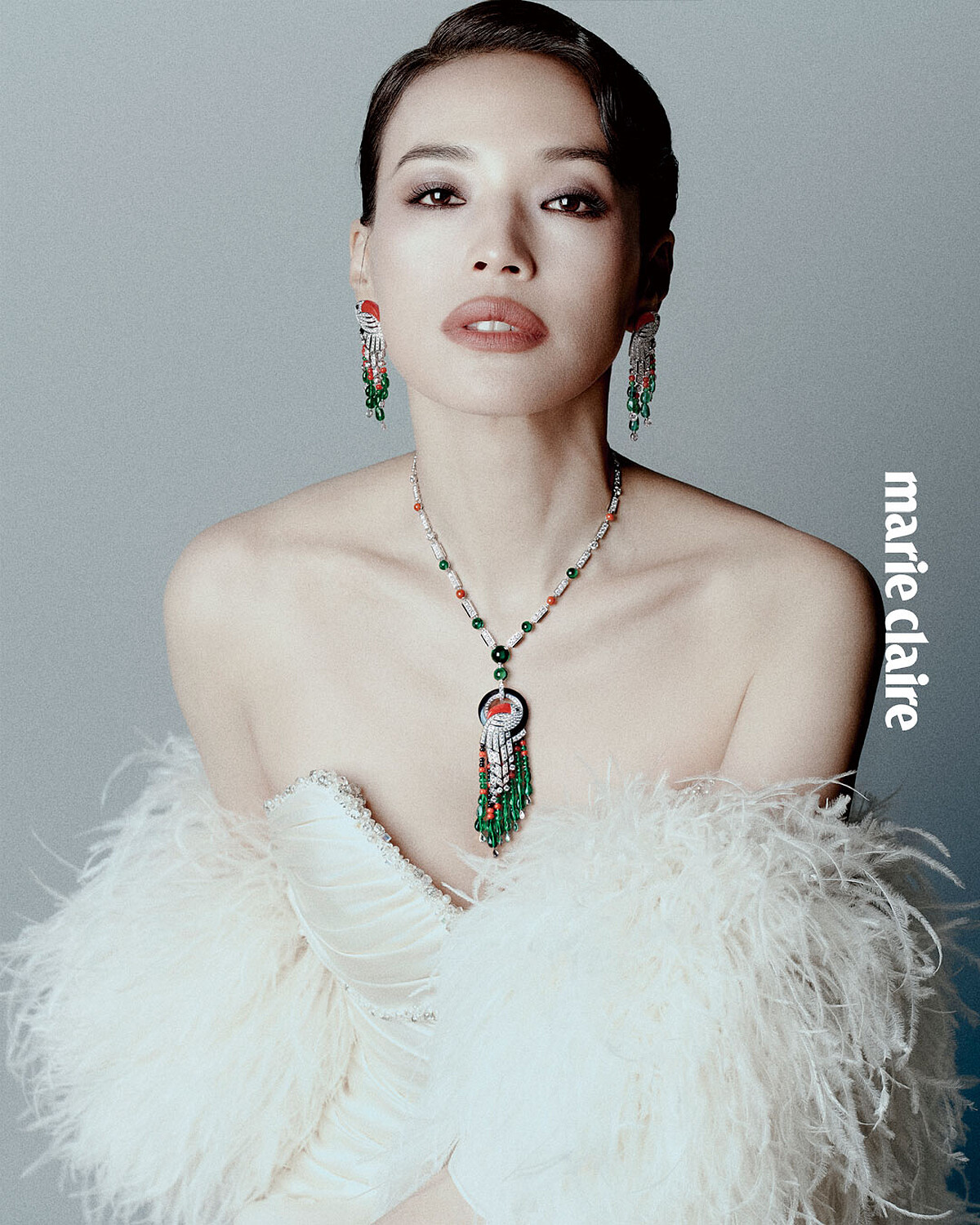 LE CHŒUR DES PIERRES 頂級珠 寶系列 TOKAN 項鍊、耳環,both by Cartier。白色綢緞連衣裙、白色羽毛 披風,both by Miss Sohee Couture。