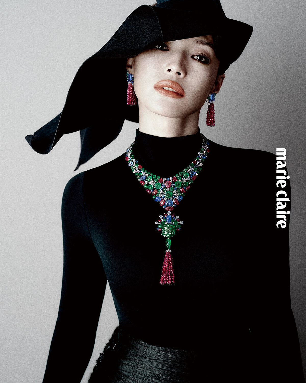 LE CHŒUR DES PIERRES 頂級珠寶系列 TUTTI KANYA 項鍊、耳環,both by Cartier。褶皺拖擺 半身裙, Juana Martín Couture;緊身連體衣, Wolford;黑色禮帽,Issey Miyake。