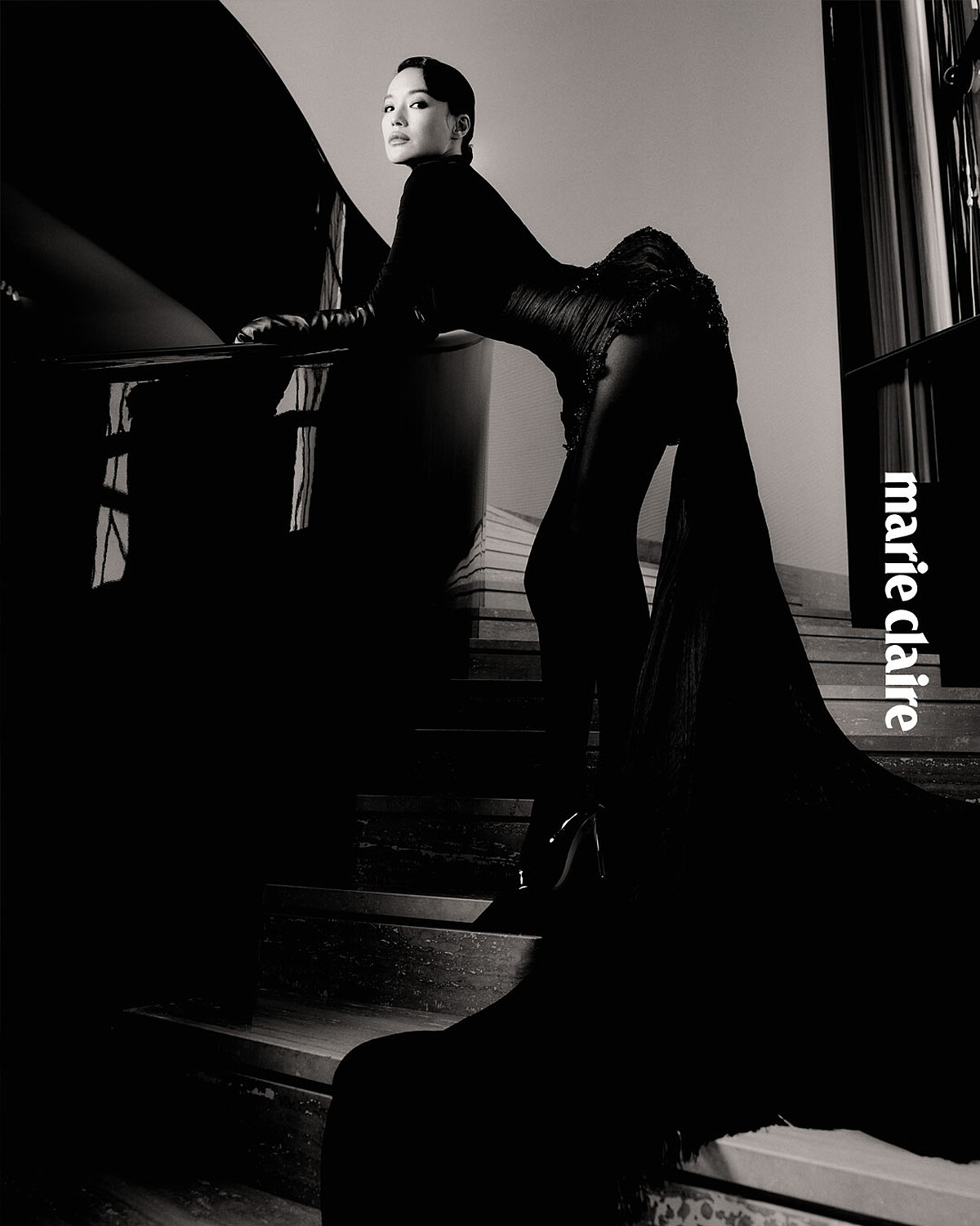 褶皺拖擺半身裙, Juana Martín Couture;緊身 連體衣、啞光連體褲,both by Wolford;黑色高 跟鞋,Christian Louboutin。