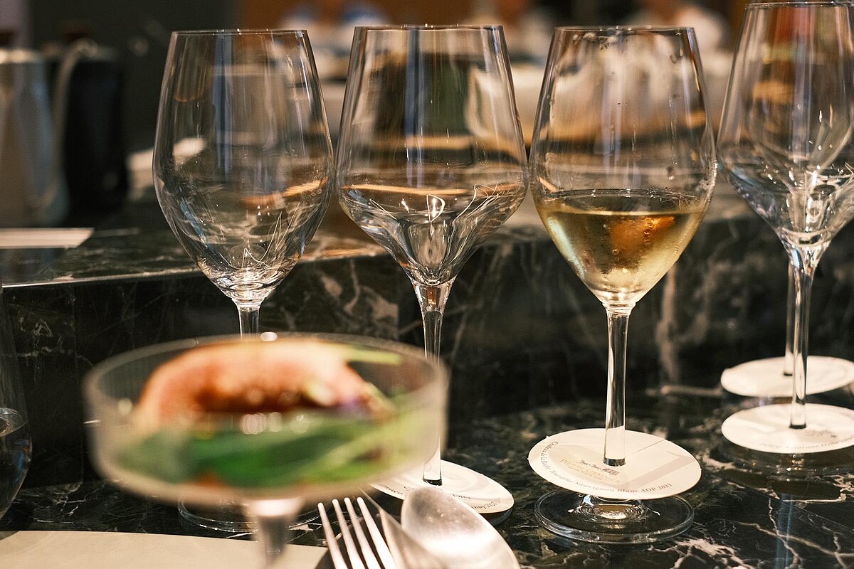 美麗佳人提醒您：喝酒不開車，飲酒過量有礙健康