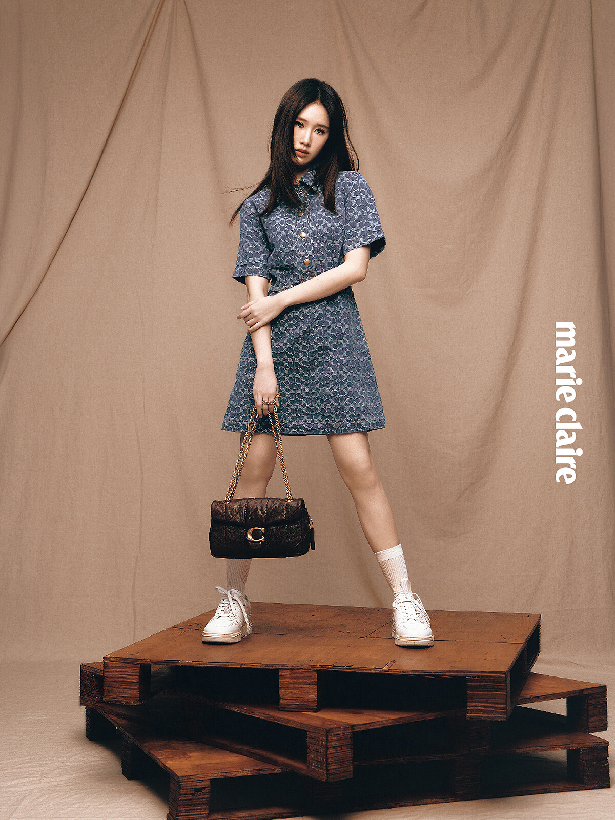 丹寧印花洋裝、白色球鞋、TABBY 絎縫26單肩手袋,all by Coach。