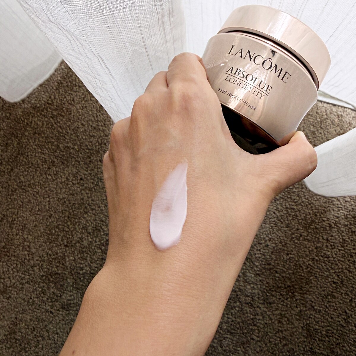 LANCOME蘭蔻絕對完美永生玫瑰濃萃乳霜質地。