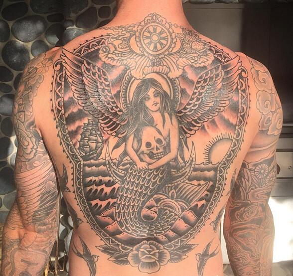 亞當李維 背部美人魚刺青完工