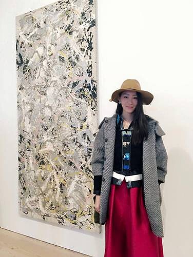 侍懷鳳與藝術家Jackson Pollock抽象畫作作品合影