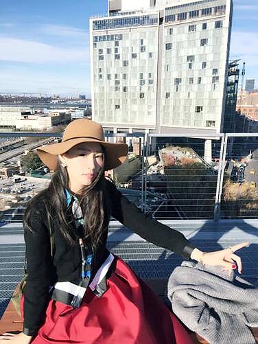 從惠特尼美術館戶外露台遠眺Standard Hotel與High Line