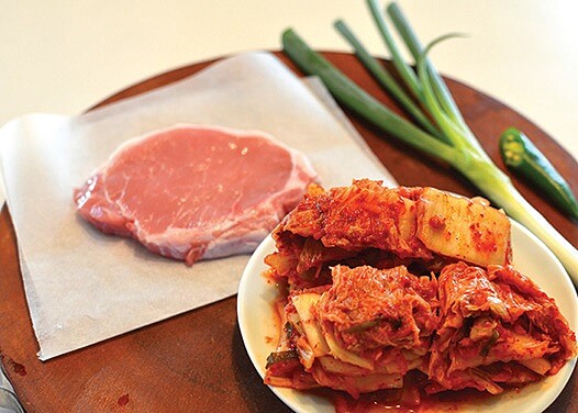 韓式豬肉泡菜鍋食材：豬肉、泡菜、蔥