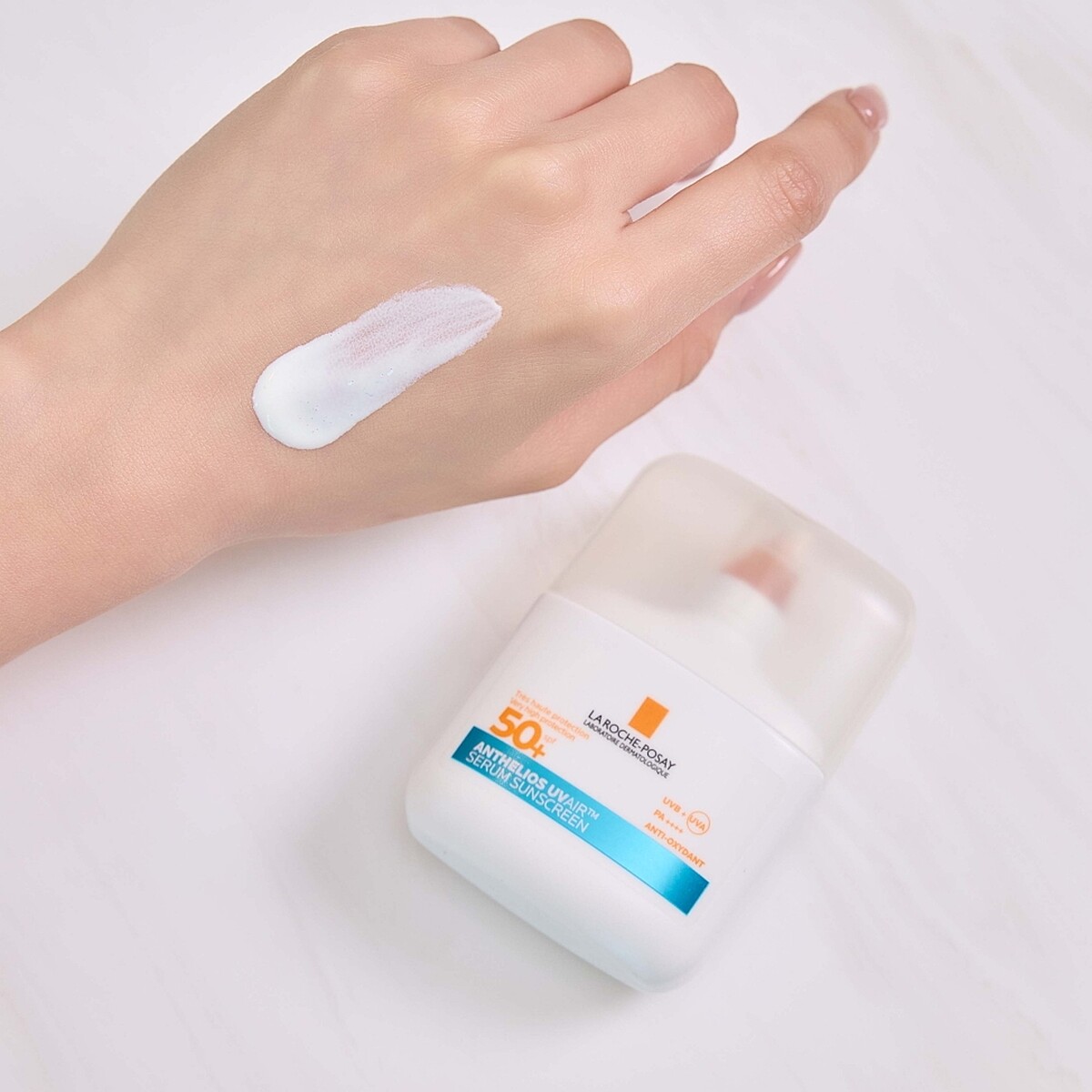 理膚寶水安得利UVAIR空氣感極效精華防曬SPF50+/PA++++質地。