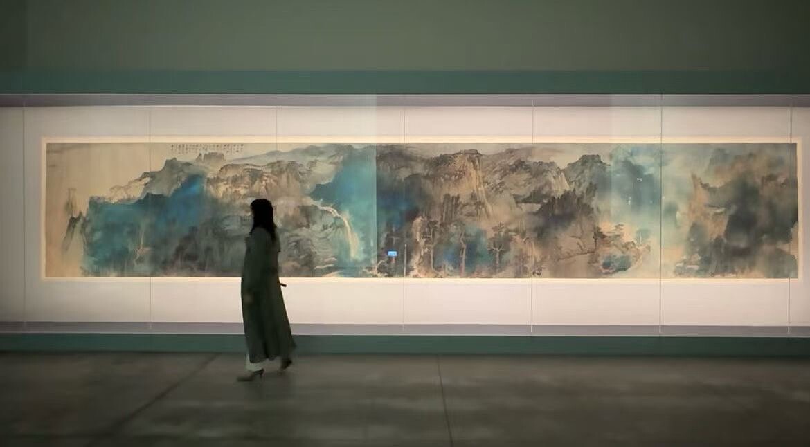 游文玫2025年接任南美館董事長後，在「福爾摩沙時代」特展中，遇見張大千〈廬山圖〉。圖片提供／游文玫