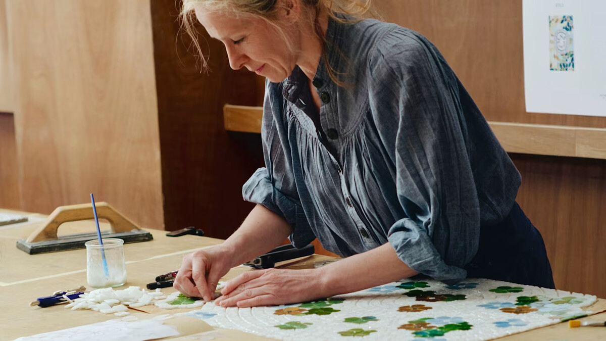 今年夏天，Diptyque 邀請馬賽克藝術家 Mathilde Jonqui&egrave;re 攜手合作，透過鮮明色彩與幾何拼貼語彙，為經典香氛換上充滿藝術氣息的夏日新裝。