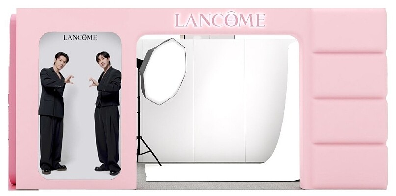 LANCOME x D&E幸福快閃店全息合影(僅限13大櫃台)。