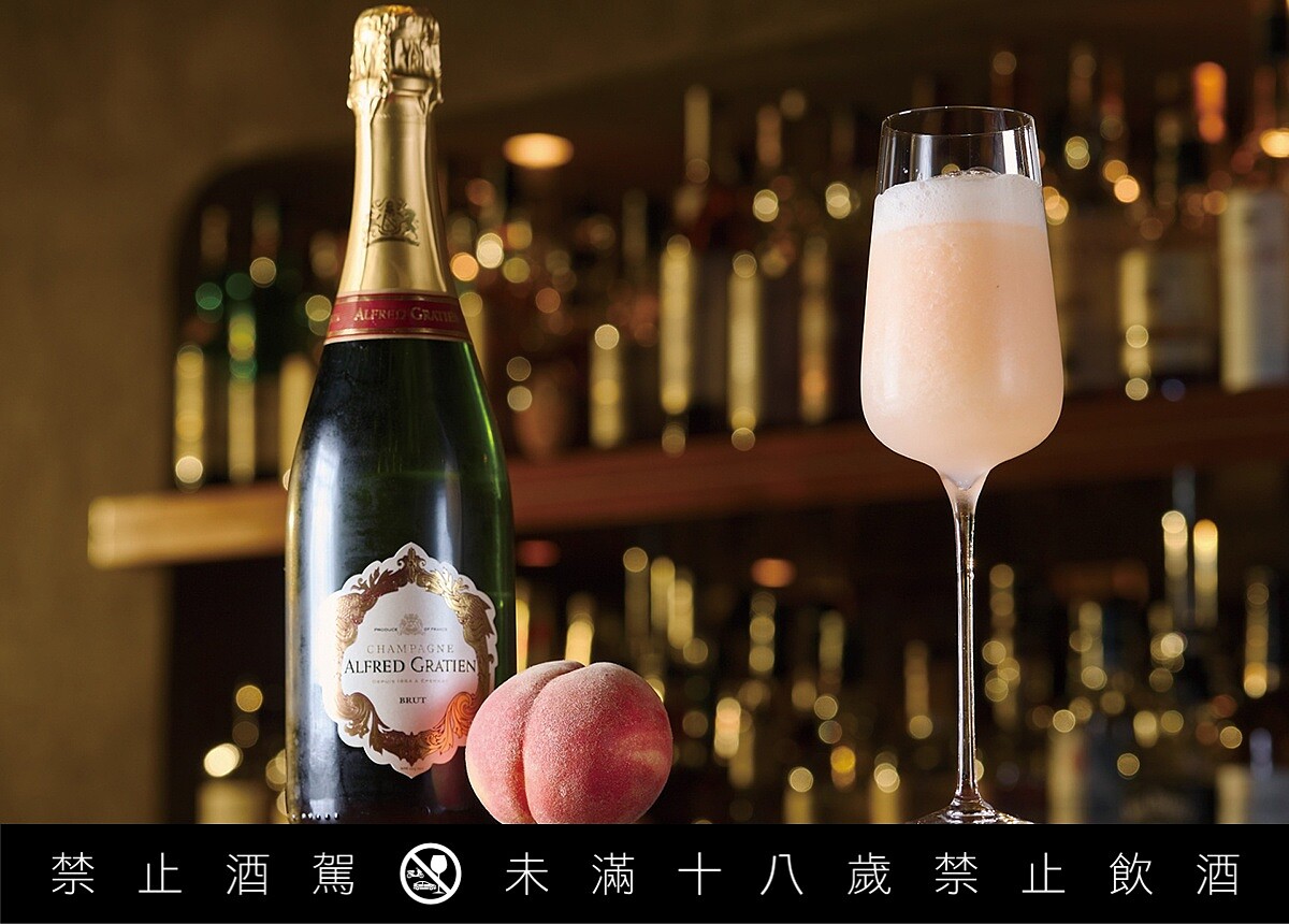 2.桃子與香檳調製的「貝里尼」(Bellini)是6月將會上市的水果調酒。