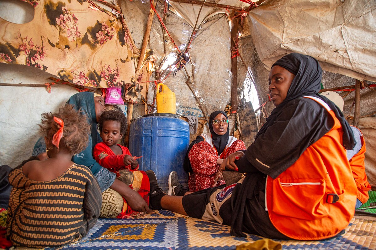 近日,世界展望會東非區域領導人 Lilian Dodzo 前往 Somalia 參訪,與合作夥伴及社區居民交流,討論旨在減少飢餓與兒童營養不良問題的「Enough」倡議行動(Campaign)。在此行中,她親眼見證許多因衝突與氣候變遷而流離失所的家庭逐步融入新的社區,也因此更加體認到,人道援助工作需要重新思考傳統的緊急應變模式。