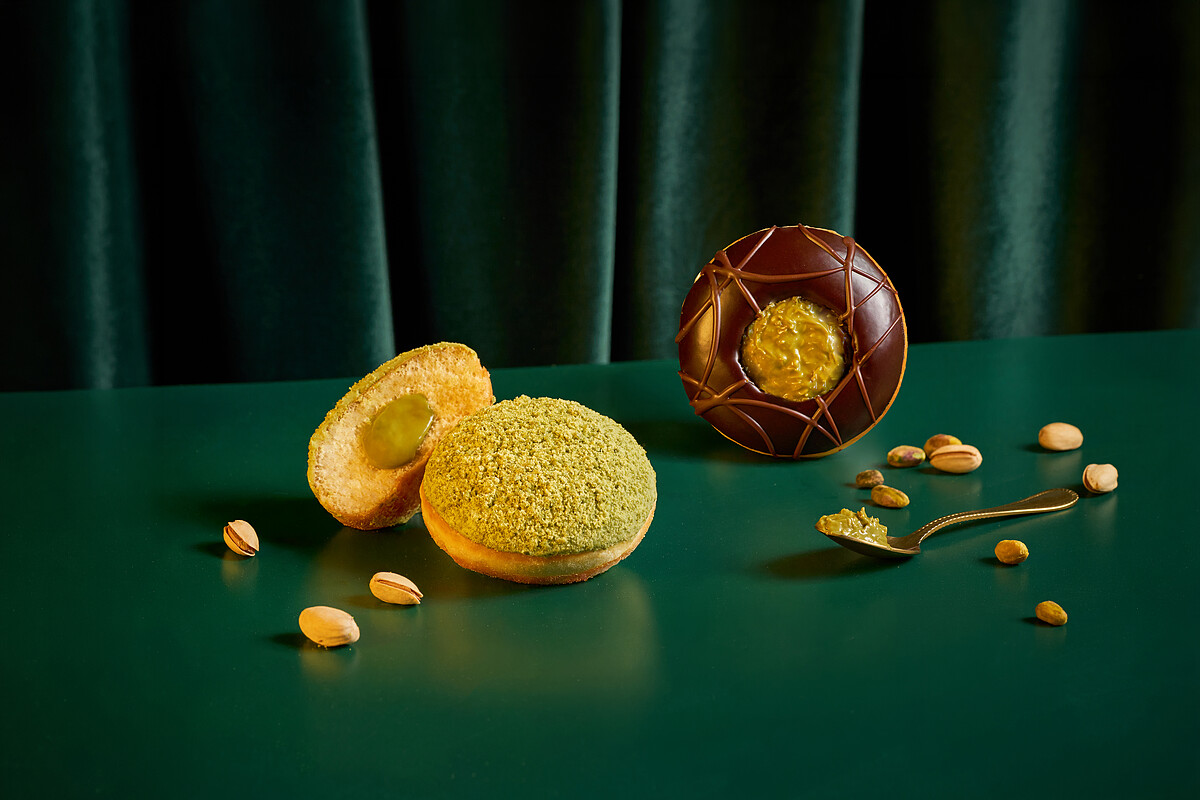 Krispy Kreme將開心果風味全面升級,推出全新「Deluxe Pistachio 極奢・開心果」系列甜甜圈(圖片來源/Krispy Kreme提供)