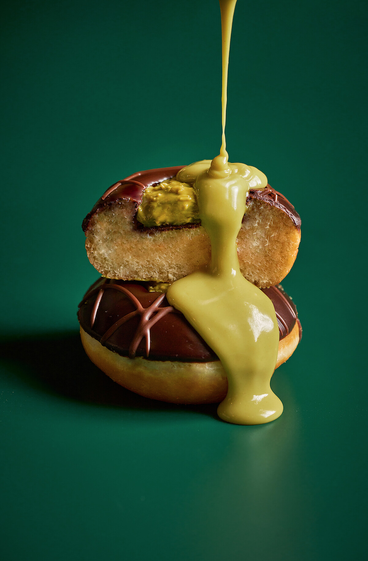 Krispy Kreme杜拜奢享開心果將黑巧克力與開心果兩大人氣元素結合(圖片來源/Krispy Kreme提供)