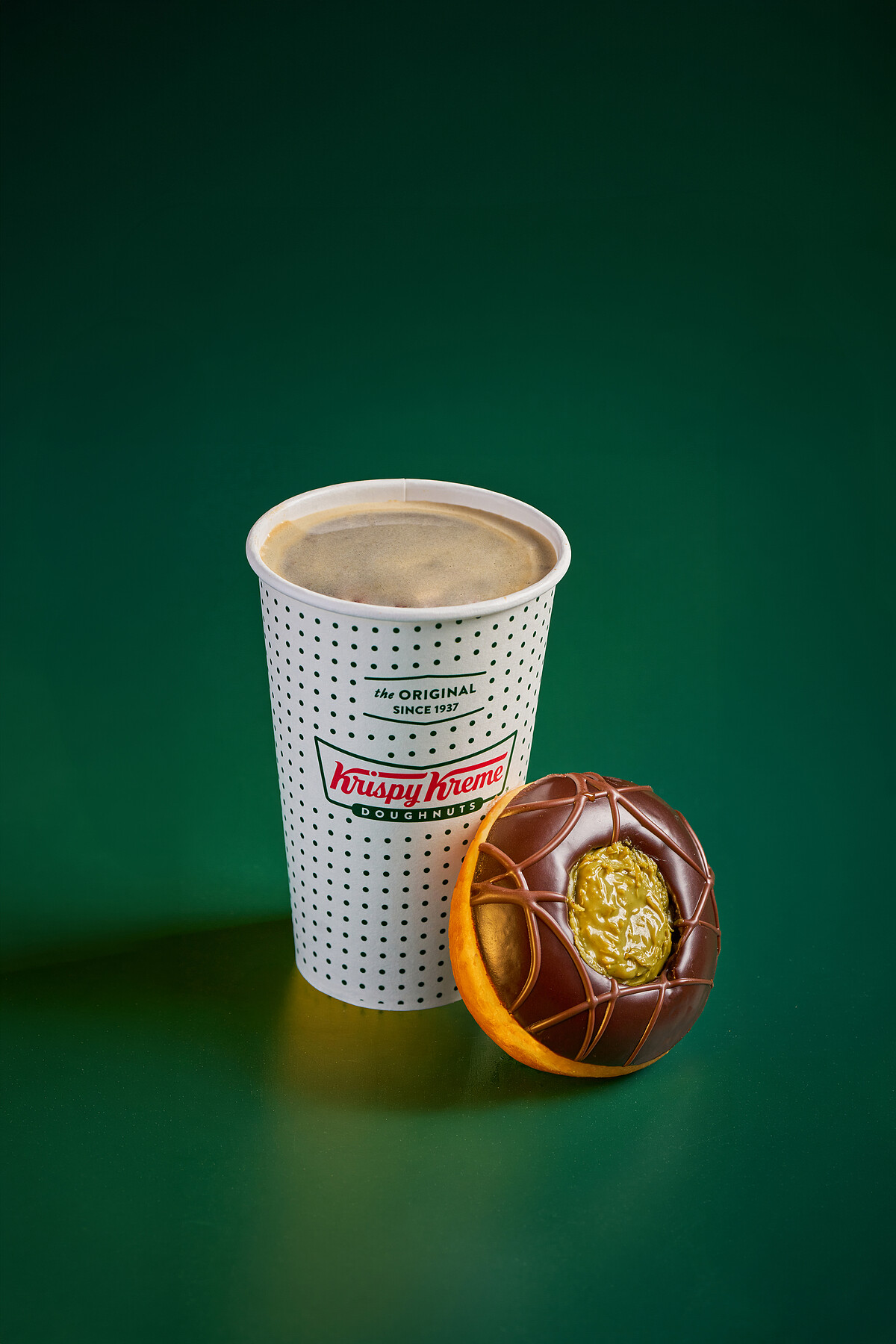 只要購買極奢系列甜甜圈,加購飲品就現折$15元(圖片來源/Krispy Kreme提供)