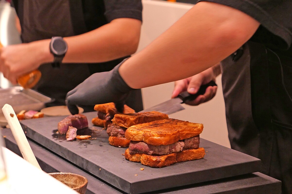 「牛花 USHIHANA」雖然採套餐形式為主,菜單上同樣提供多樣單點品項。