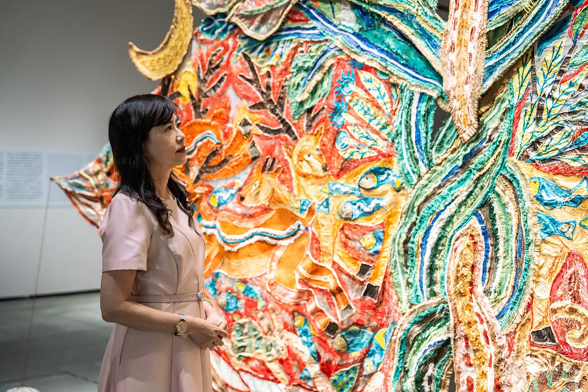 2025年，游文玫與臺南市美術館（南美館）秋季大展「皮膚與內臟」合影。圖片提供／游文玫