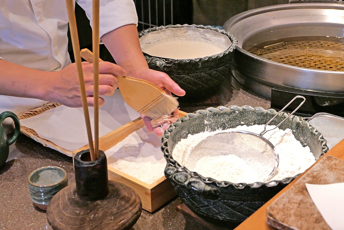 粉漿則選用日清紫羅蘭麵粉,筋性低、不易吸水,調製時加冰水而非蛋液。