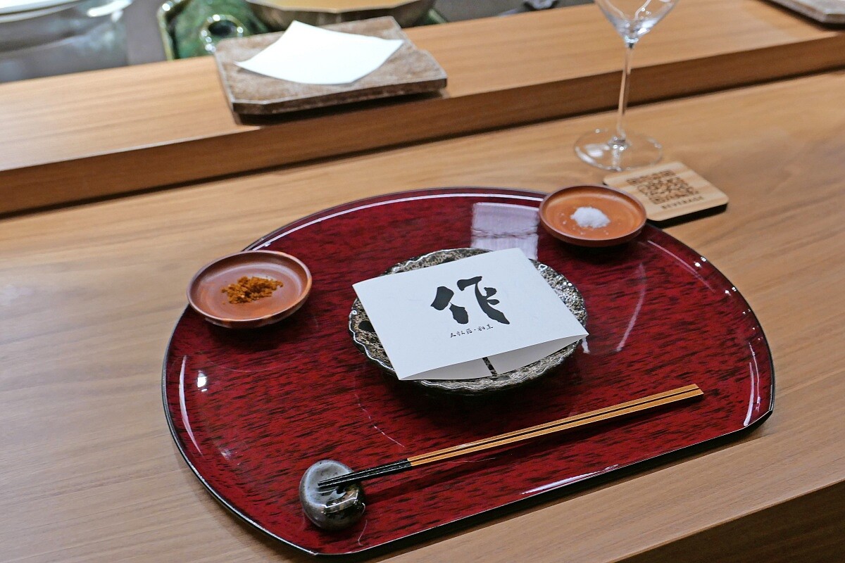 桌上的醬料只有海鹽、蘿蔔泥搭配天婦羅醬汁(天つゆ),以及執行長李昱緯自製的七味辣椒粉三種。