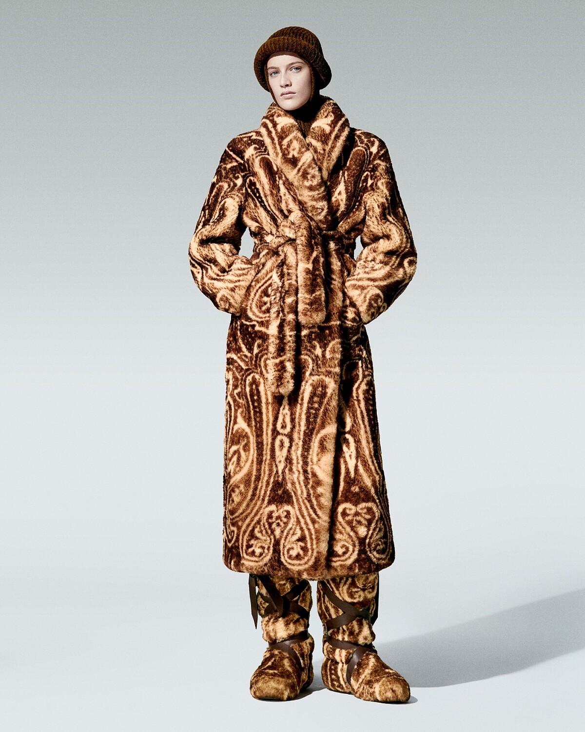 品牌也重新帶回經典 Paisley 腰果花紋元素,呼應 Loro Piana 自 1960、1970 年代以來的重要紡織傳承。