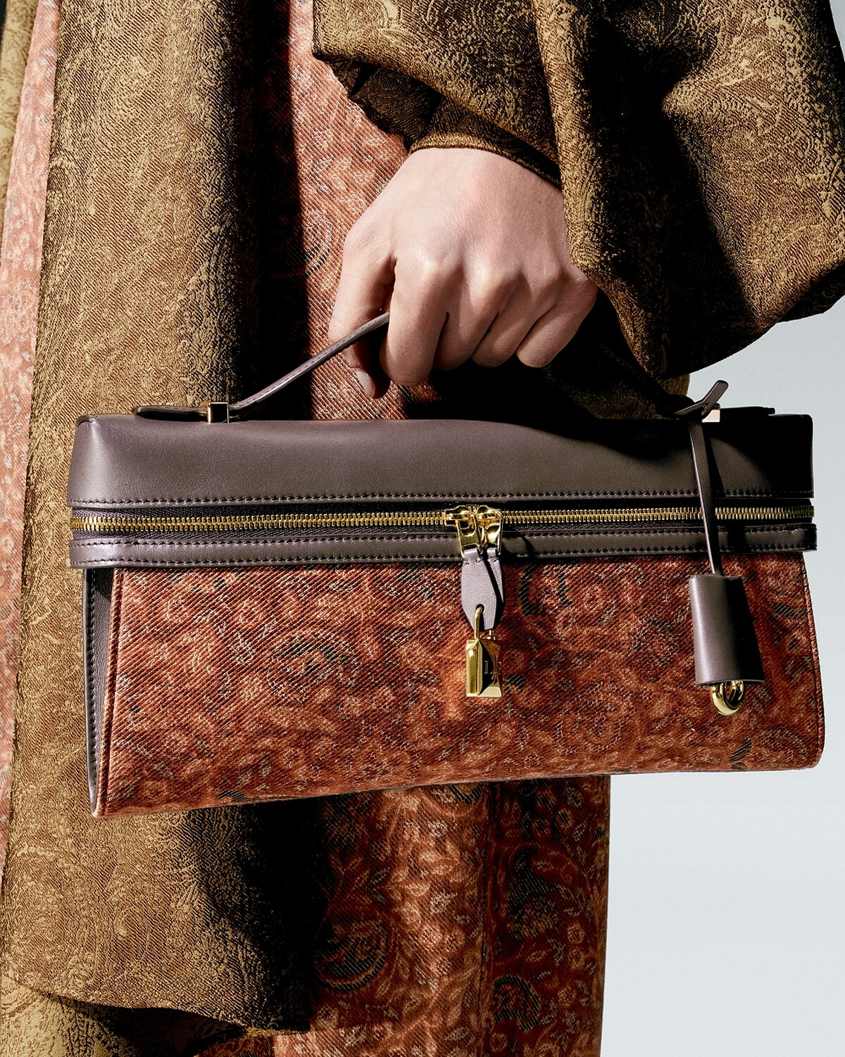 品牌也重新帶回經典 Paisley 腰果花紋元素,呼應 Loro Piana 自 1960、1970 年代以來的重要紡織傳承。