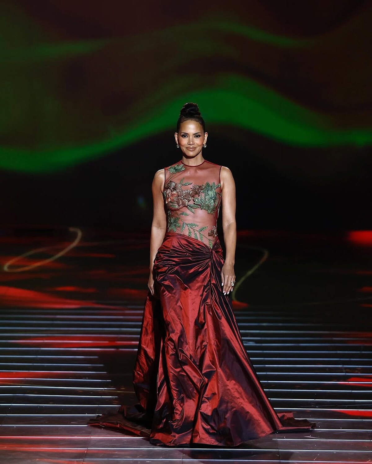 Halle Berry 身著 Elie Saab 的訂製禮服。