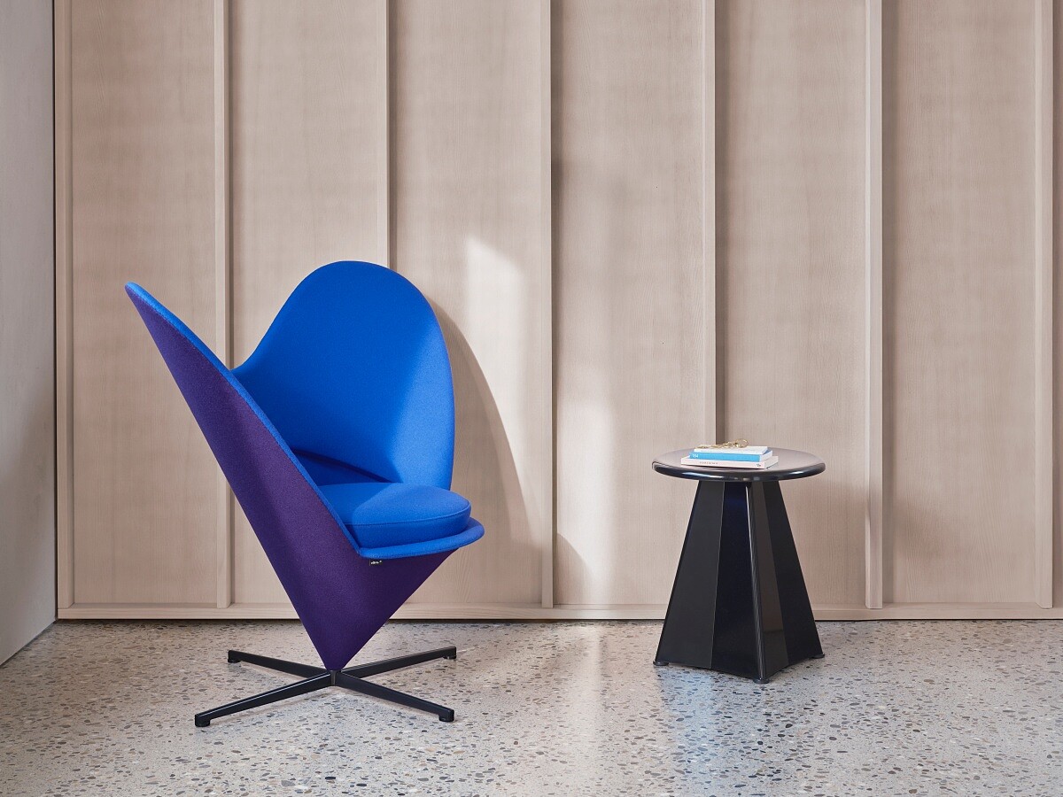 「Heart Cone Chair」雙色百年紀念版。