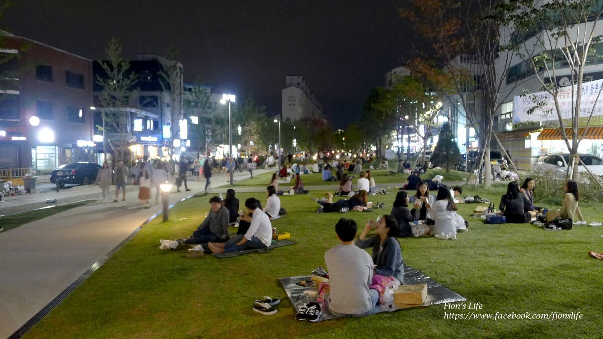 韓國人在首爾公園草地上野餐