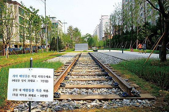 延南洞鐵路公園 경의선숲길 由舊鐵路改建的長型公園