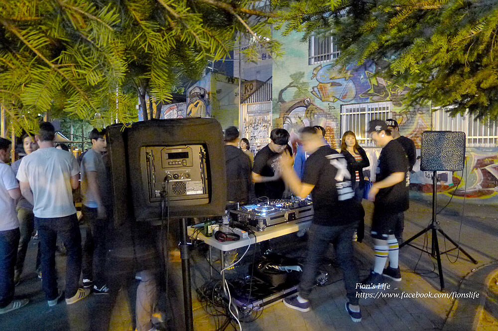 弘益兒童公園裡放音樂的 DJ