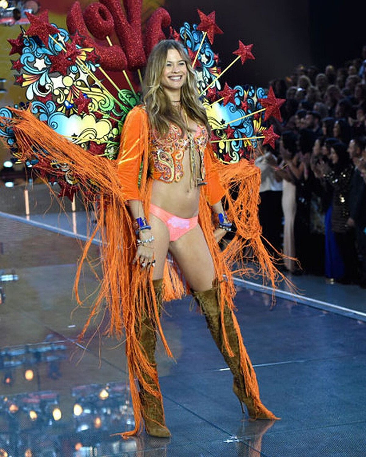 Behati Prinsloo擔任開場