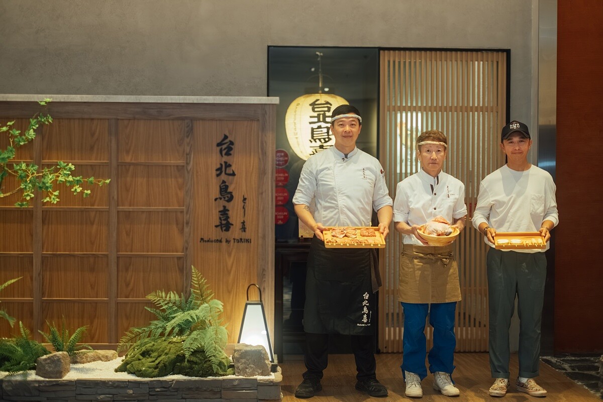 (左起)台北鳥喜料理長Allen、とり喜(鳥喜)社長 坂井康人、橘焱胡同集團總經理 Jerry。