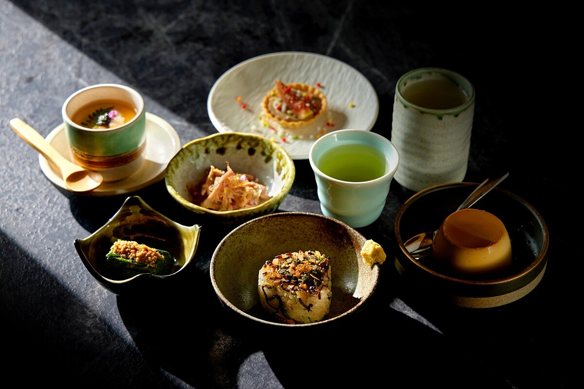 套餐以「夏季熱度下的炭火韻律」為核心發想。