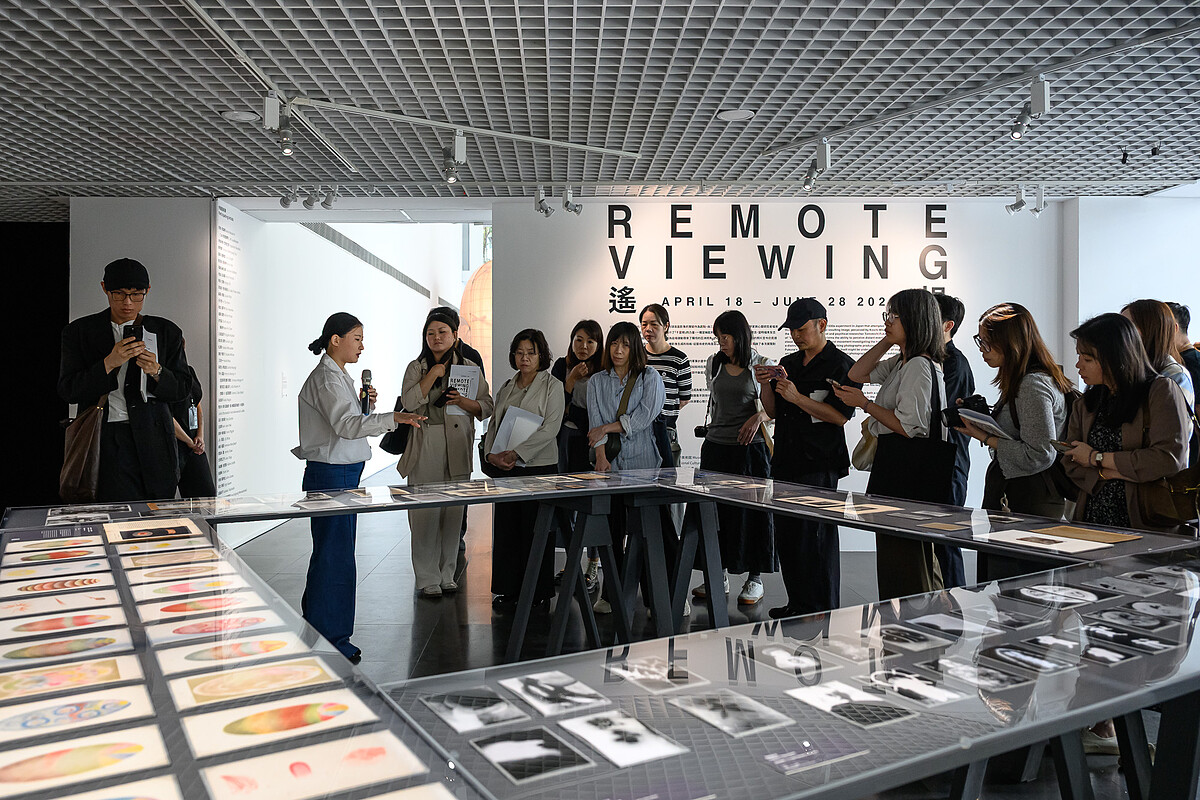 策展人柯念璞導覽「遙視」展覽。｜北師美術館提供，攝影：王世邦 Anpis Wang