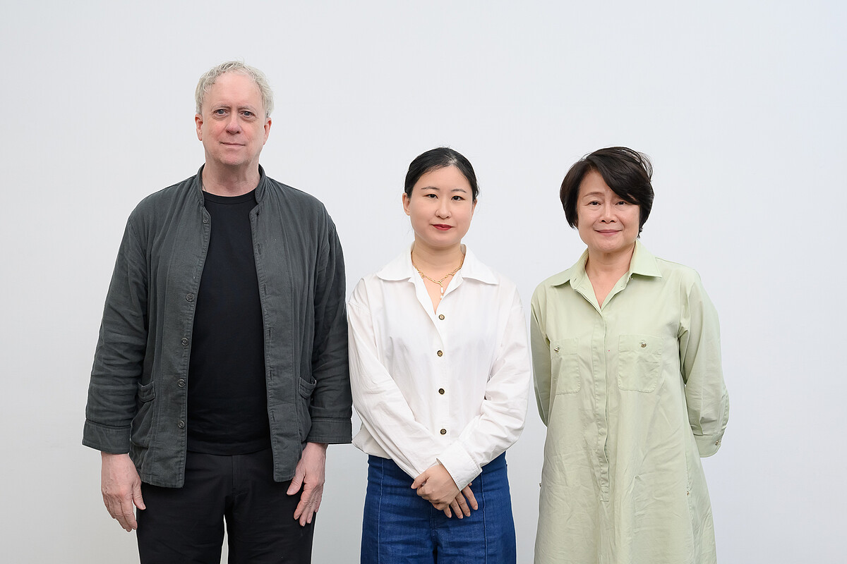 左起：藝術家湯尼・奧斯勒 Tony Oursler、策展人柯念璞、北師美術館展覽總策畫林曼麗。｜北師美術館提供，攝影：王世邦 Anpis Wang