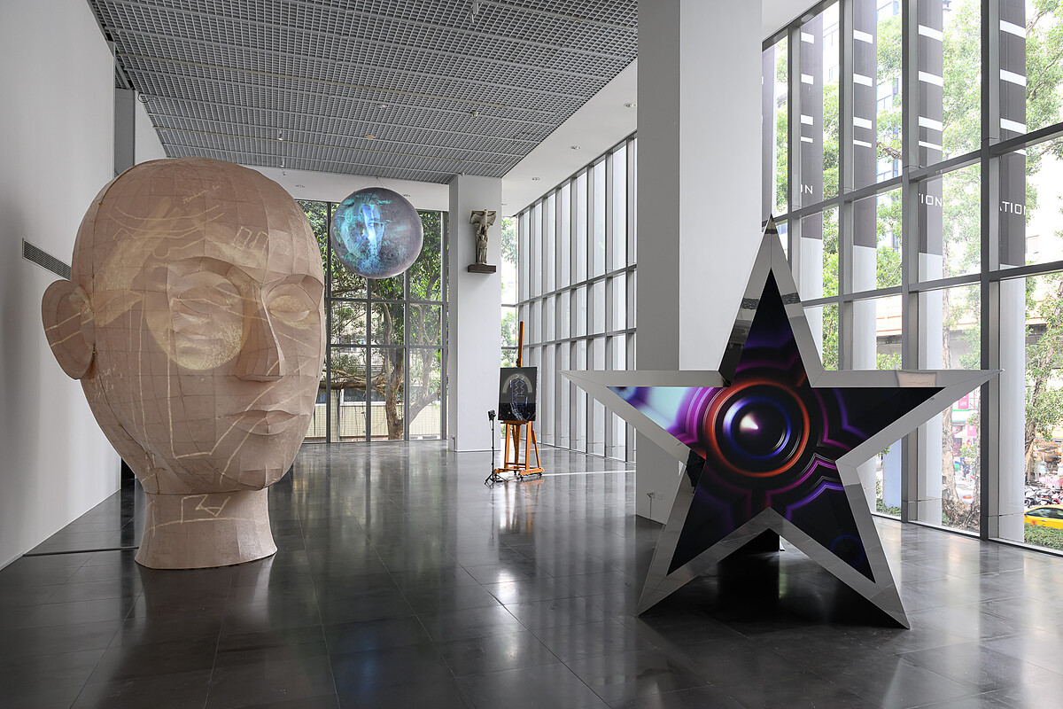 柯念璞委託美國錄像藝術先驅湯尼・奧斯勒（Tony Oursler）製作的《第三眼》。｜北師美術館提供，攝影：王世邦 Anpis Wang