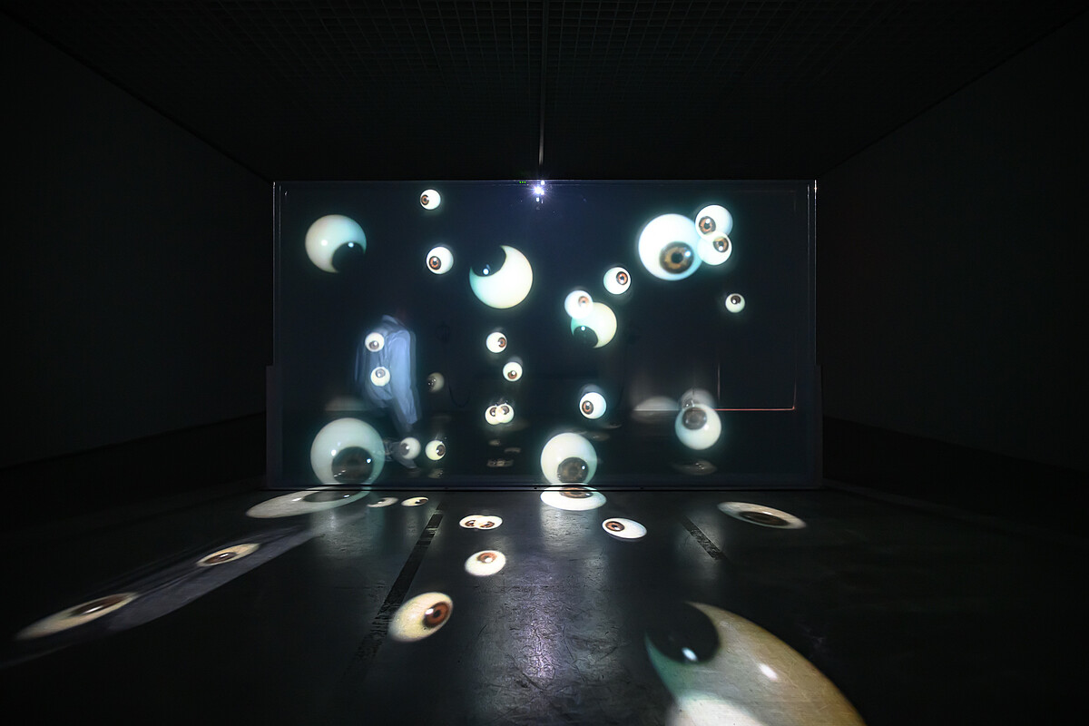 阿比查邦．韋拉斯塔 Apichatpong Weerasethakul，《日光》，2023，玻璃、金屬底座及雙頻道錄像投影（彩色、有聲，19 分 32 秒）｜北師美術館提供，攝影：王世邦 Anpis Wang