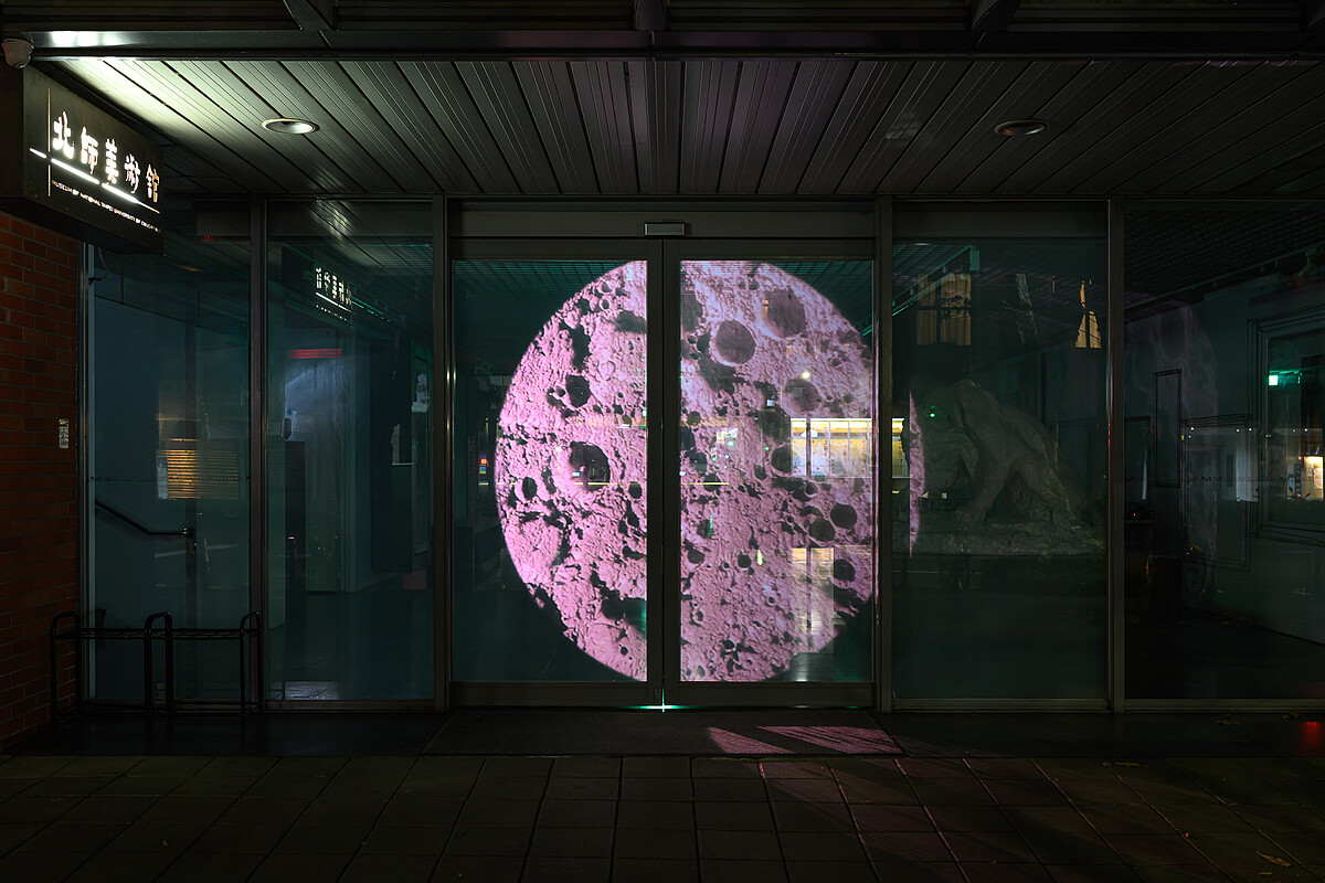 湯尼・奧斯勒 Tony Oursler，《第三眼》，2026，多頻道錄像裝置，北師美術館夜間限定。｜北師美術館提供，攝影：王世邦 Anpis Wang